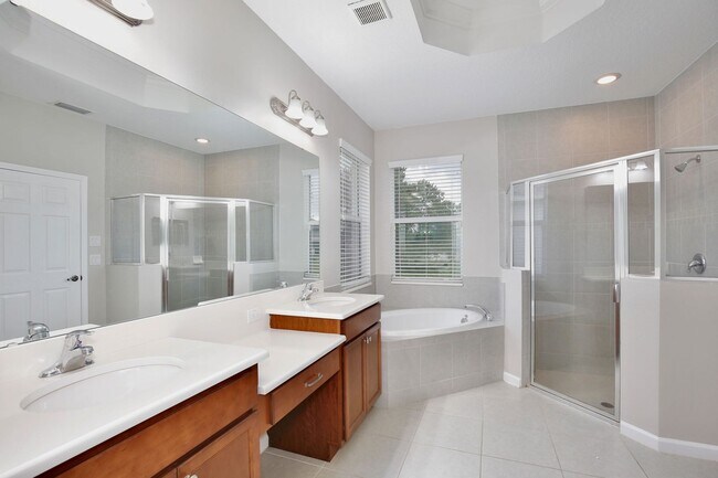 Building Photo - Beautiful 4/2.5 Spacious Home with a Loft Area and a 2 Car Garage Located in Sawgrass Bay - Clerm...