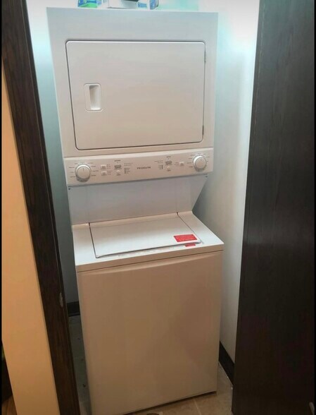 In Unit Washer/Dryer - 6415 N Greenview Ave