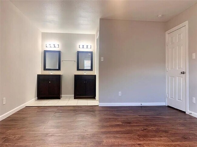 Building Photo - 8113 Chesham Dr