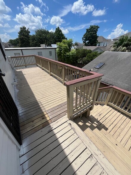 Private Deck - 4807 Magazine St