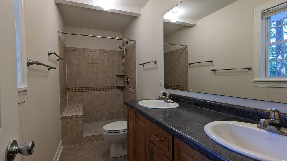 Building Photo - 204 Celeste Cir