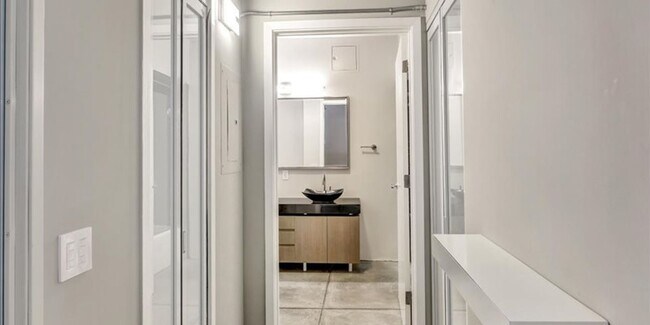 Building Photo - Sophisticated & Chic 2-Level Loft in SOMA ...