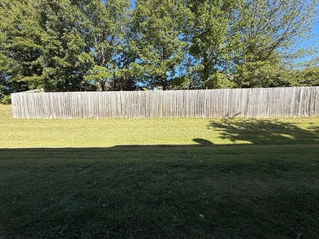 Building Photo - Brentwood - SPACIOUS 3 Bedroom Townhome in Beautiful Neighborhood