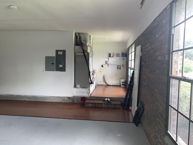Building Photo - 321 Foxridge Rd