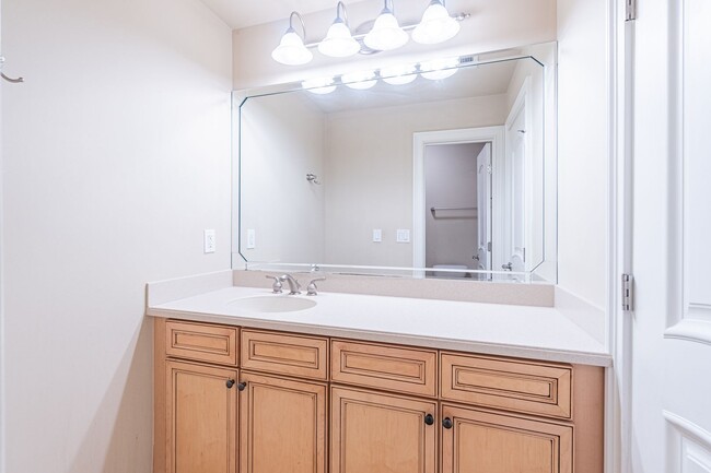 Building Photo - Stunning 4-bedroom, 3.5-bathroom home loca...