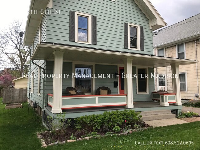 Building Photo - Updated 3 bedroom plus Den house near East...