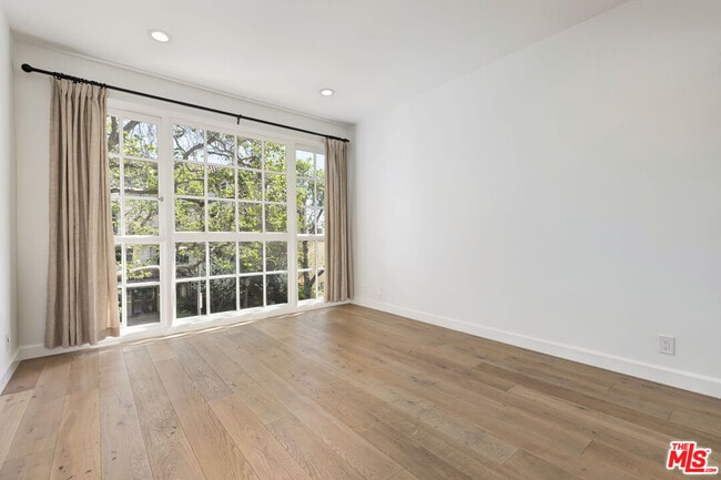 Building Photo - 133 S Oakhurst Dr