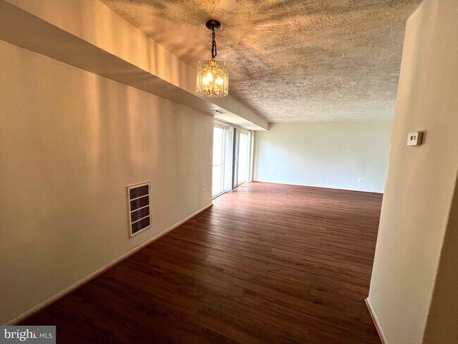 Building Photo - 7613 Fontainebleau Dr