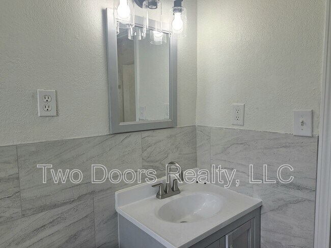 Building Photo - 222 W Fairchild Dr