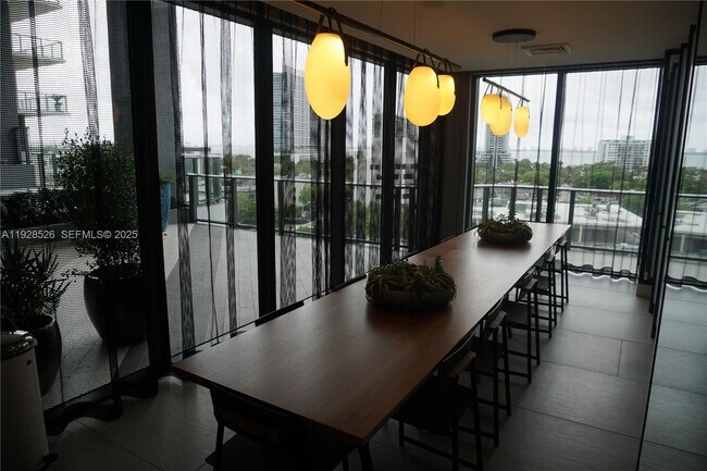 Building Photo - 121 NE 34th St