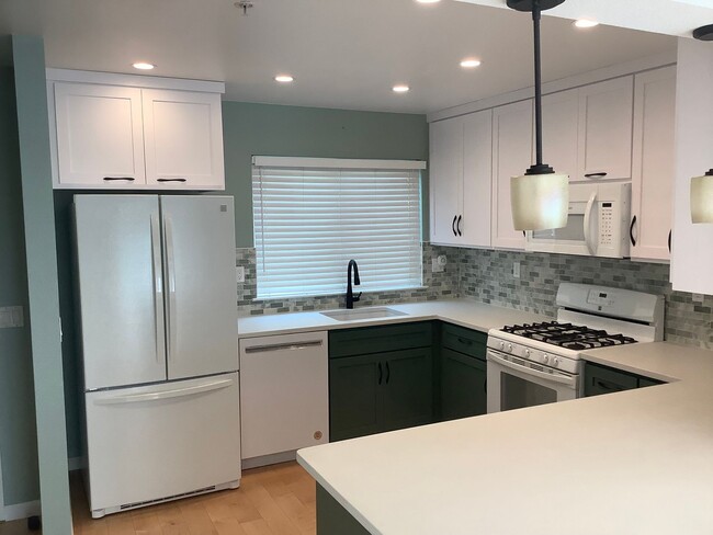 Building Photo - Updated 2 bedroom, 2 1/2 bathroom townhouse in downtown Sebastopol