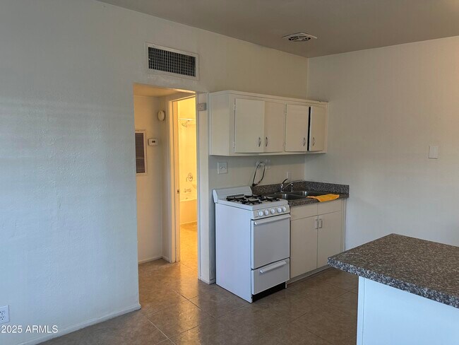 Building Photo - 903 S Mariana St