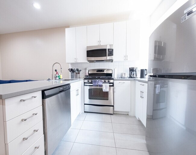 Building Photo - 230 W 113th St