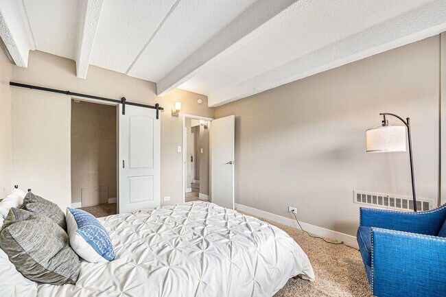 Building Photo - Spacious 1 bedroom home in the heart of Capital Hill! 1 Reserved Parking Space and Storage Unit!