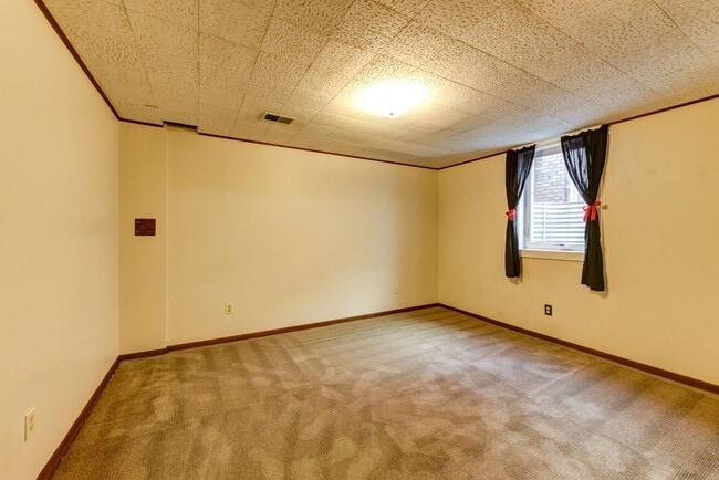 Building Photo - Great 4 Bedroom 3 Bath Home with 2 Car Garage and Covered Patio!