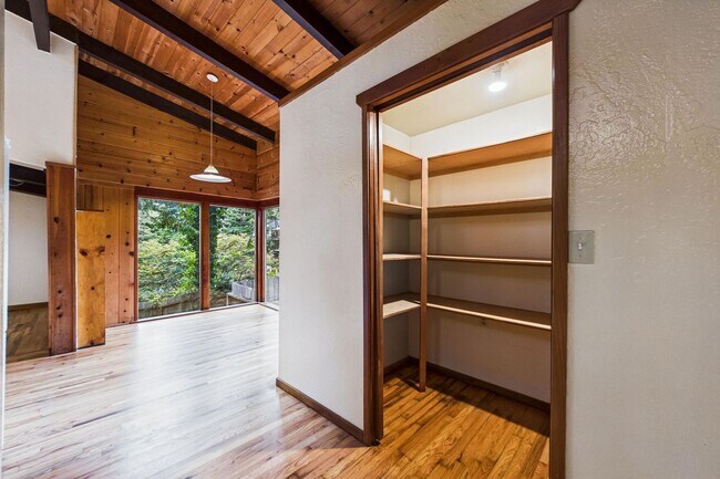 Building Photo - 2910 Greenbriar Ln