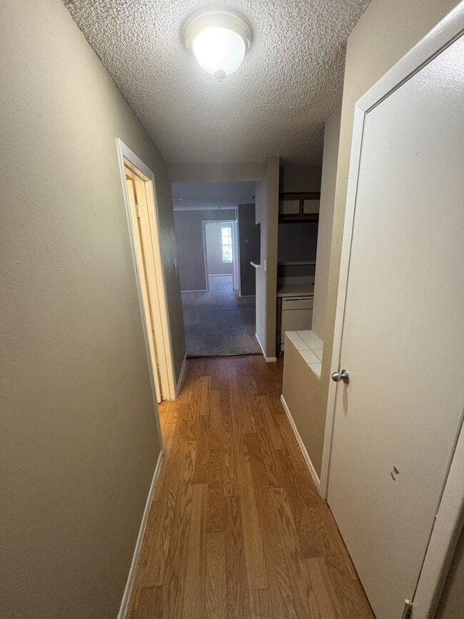 Building Photo - Large 2 bedroom 2 bath Condo