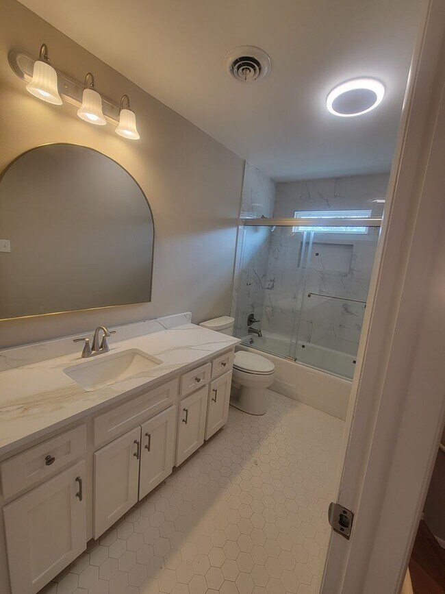 Building Photo - Make Midtown living your own!