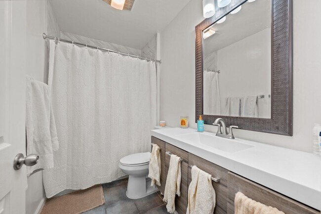 Building Photo - 5227 E Falls View Dr
