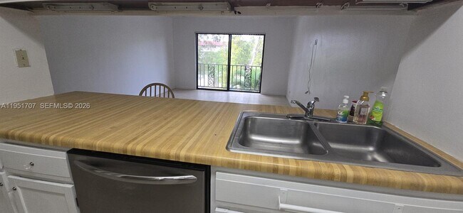 Building Photo - 3680 Inverrary Dr