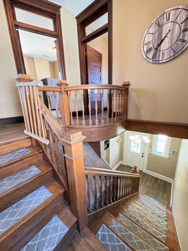 Building Photo - 327 Ash St