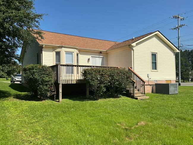 Building Photo - 101 Shady Maple Dr
