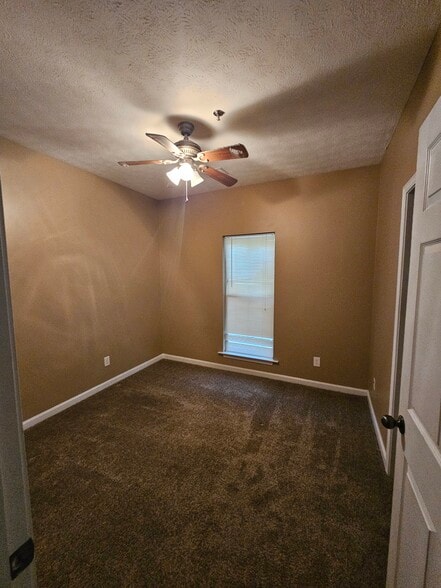 Building Photo - 136 1st St