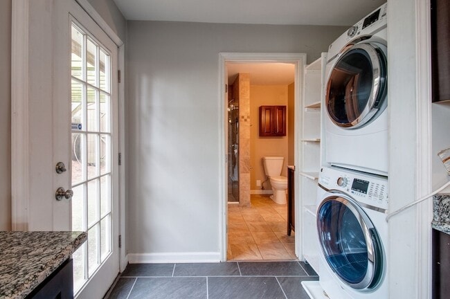 Building Photo - 821 W McKennie Ave