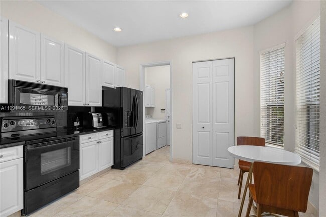 Building Photo - 896 Spinnaker Dr