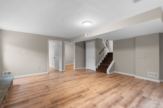 Building Photo - 4 Bed 3 Bath - Takoma Park Split Level - Move In Ready