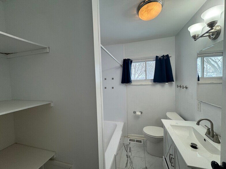 Building Photo - 2698 Shrewsbury Rd