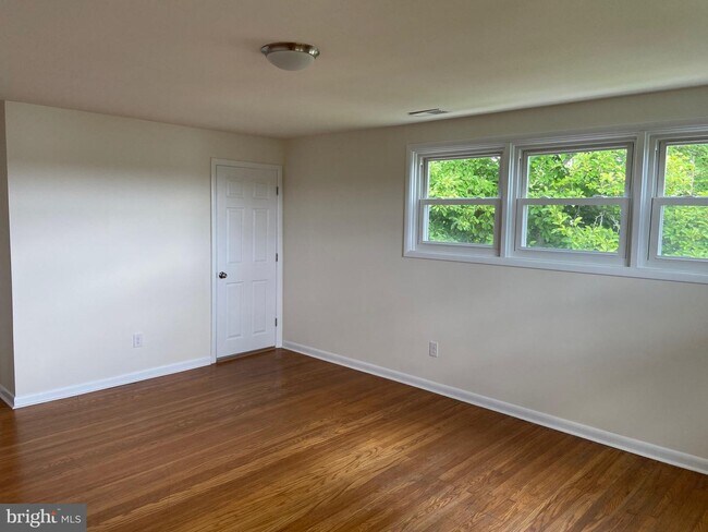 Building Photo - 121 Cypress Dr