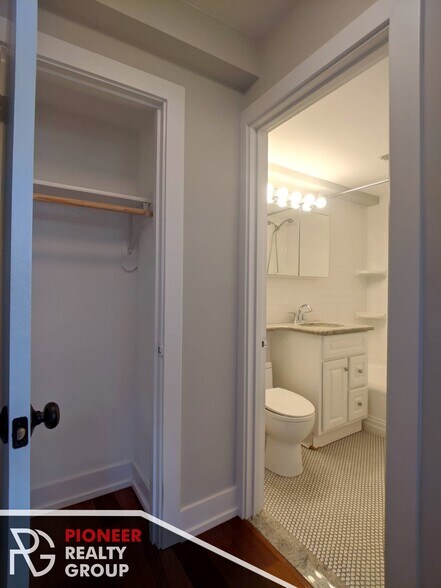 Building Photo - 433 W Wellington Ave