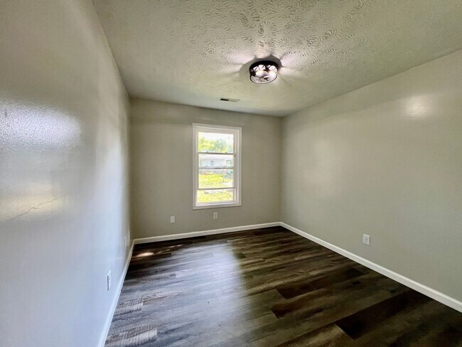 Building Photo - Renovated  3 bedrooms 1 full bath