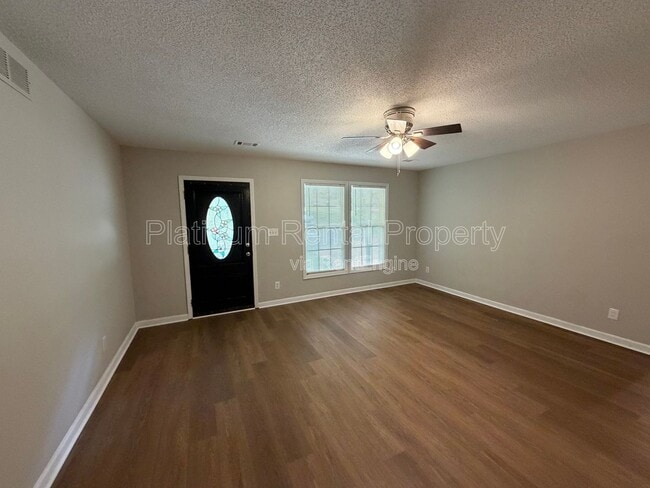 Building Photo - 209 Briarwood Dr