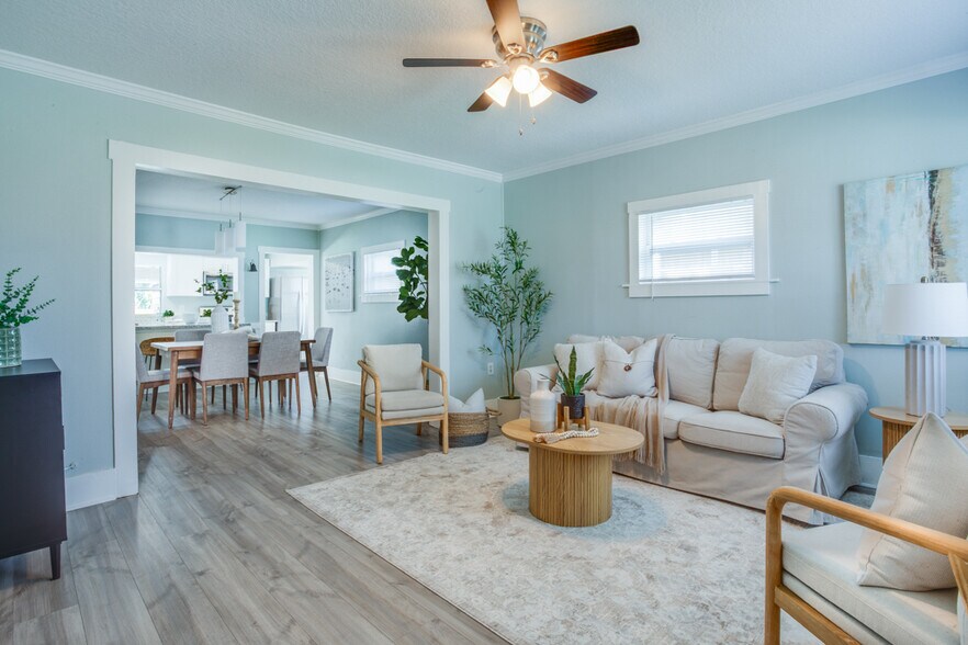 living and dining room - 905 Plaza St