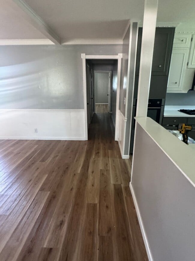 Building Photo - 3 Bedroom 2 Bath Home