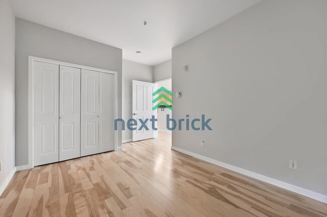 Building Photo - "Charming 1-Bedroom Condo in Redmond: Cozy Living with Modern Comfort at 641 Sq Ft!"