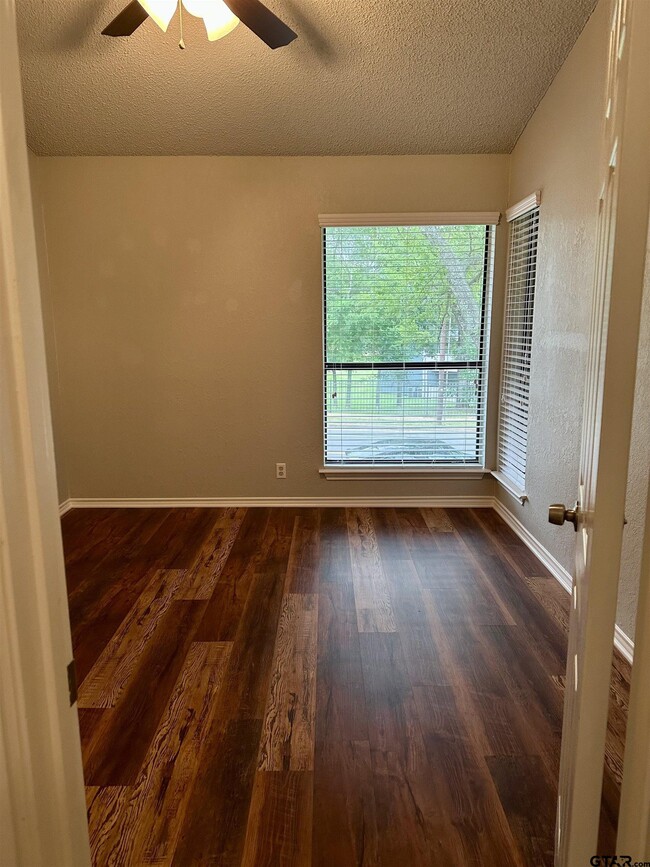 Building Photo - 5903 Hollytree Dr