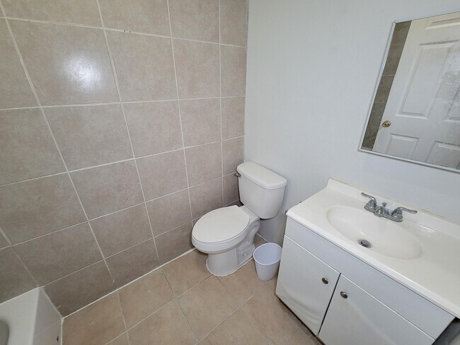 Building Photo - 711 Ave A Ave