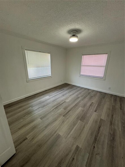Building Photo - 2820 Riverside Dr