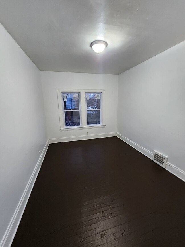 Building Photo - 3318 E 140th St