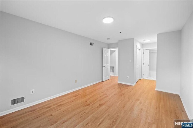 Building Photo - 372 Cambridge Dr