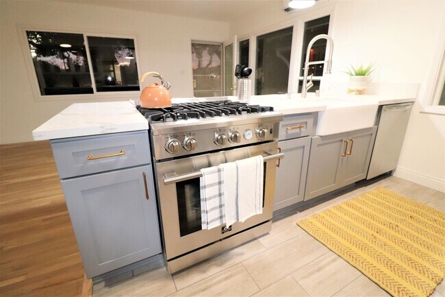 Building Photo - 1230 N Hollywood Way