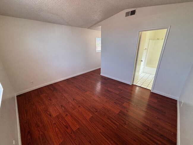 Building Photo - Cute 3Bed/2Bath, 2-Story Home located in t...