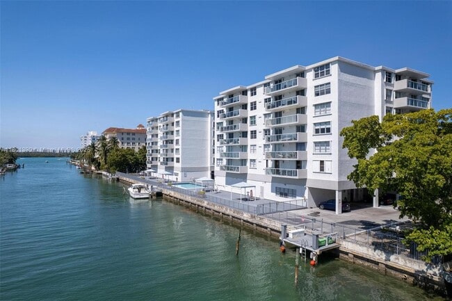 Building Photo - 10000 W Bay Harbor Dr