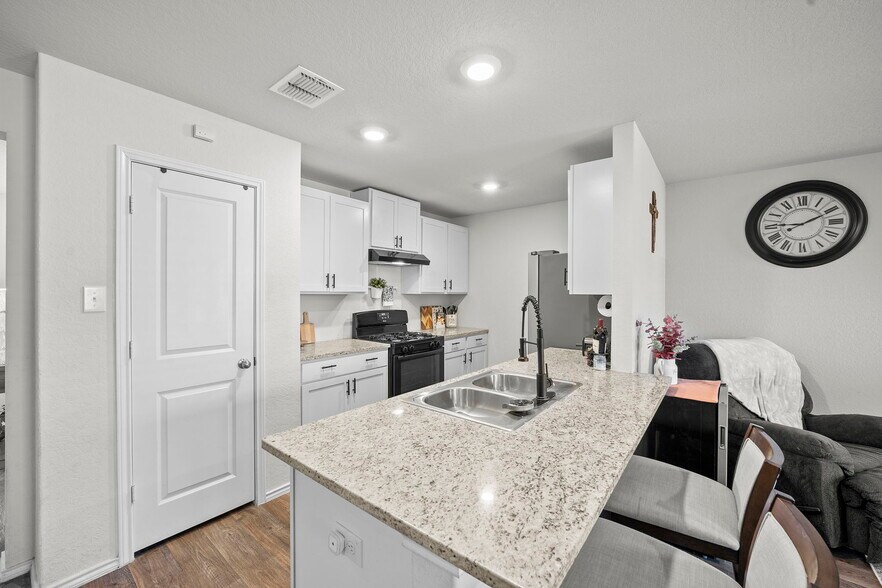 Building Photo - 923 Empress Brilliant