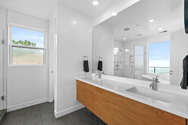 Building Photo - 1002 Crestview Dr