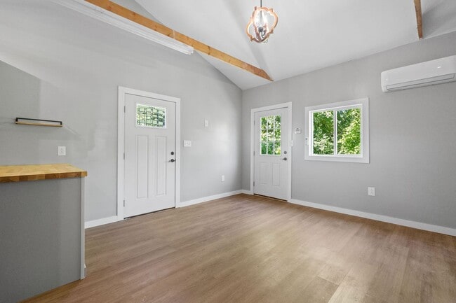 Building Photo - 478 Thompkins Ln