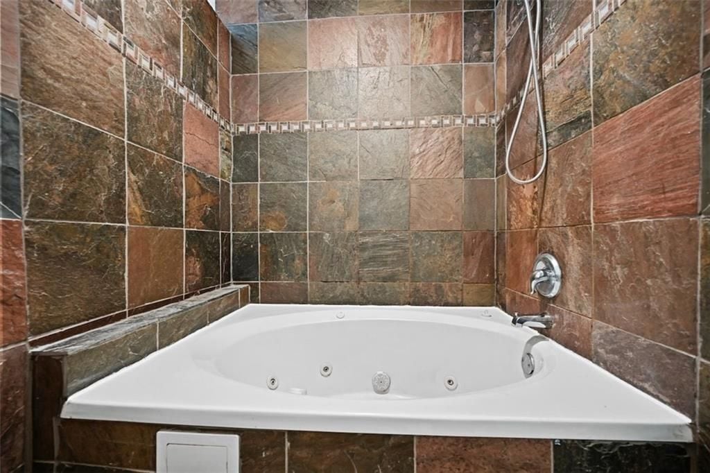 Building Photo - 920 Memorial Dr SE